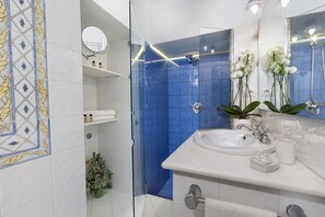 Double Room, Garden View, Ground Floor | Bathroom | Shower, bidet, towels