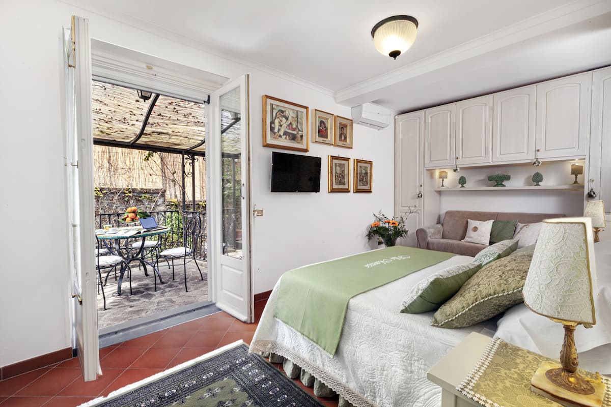 Kamar Double, pemandangan kebun, lantai dasar | Minibar, meja kerja, tirai kedap cahaya, dan kedap suara