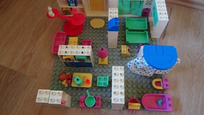 A LEGO playset with a house, kitchen, and bathroom. - Urlaub mit dem Haustier im Wald (Rostock-Wiethagen)