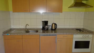 Fridge, oven, stovetop, coffee/tea maker