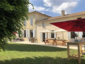Outdoor dining - INVINDIA Vineyard Cottage, in the heart of Saint-Émilion vineyards (Saint Hippolyte)
