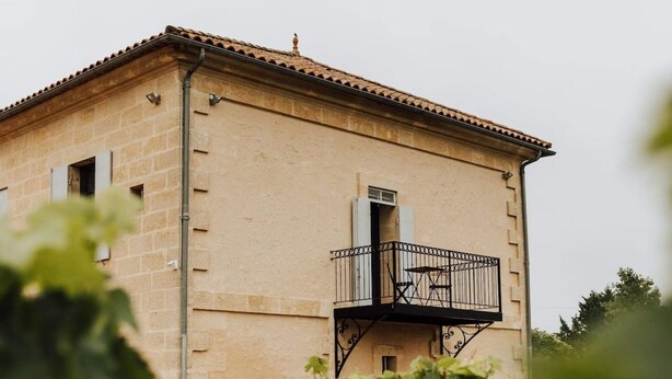 Un immeuble doté d’un balcon et d’une fenêtre.