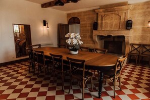 Dining - INVINDIA Vineyard Cottage, in the heart of Saint-Émilion vineyards (Saint Hippolyte)