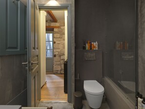 Hair dryer, towels, soap, shampoo - Live in the Acropolis' Shadow-now w/ super Terrace
 (Athina)