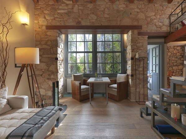 2 habitaciones, caja de seguridad en la habitación y escritorio