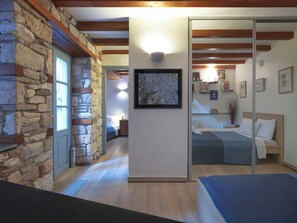 2 bedrooms, in-room safe, desk, iron/ironing board