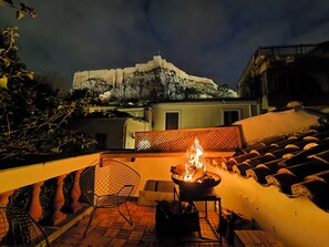 Property grounds - Live in the Acropolis' Shadow-now w/ super Terrace
 (Athina)