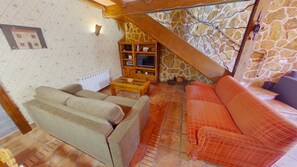 Smart TV, chimenea y libros 