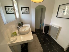 Douche, sèche-cheveux, serviettes fournies