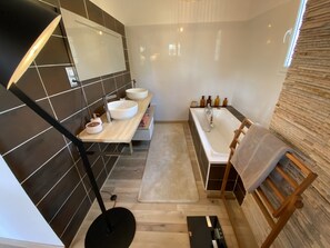 Douche, sèche-cheveux, serviettes fournies