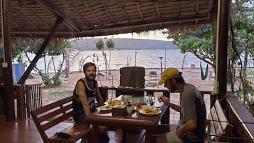 Desayuno continental (USD 3 por persona)