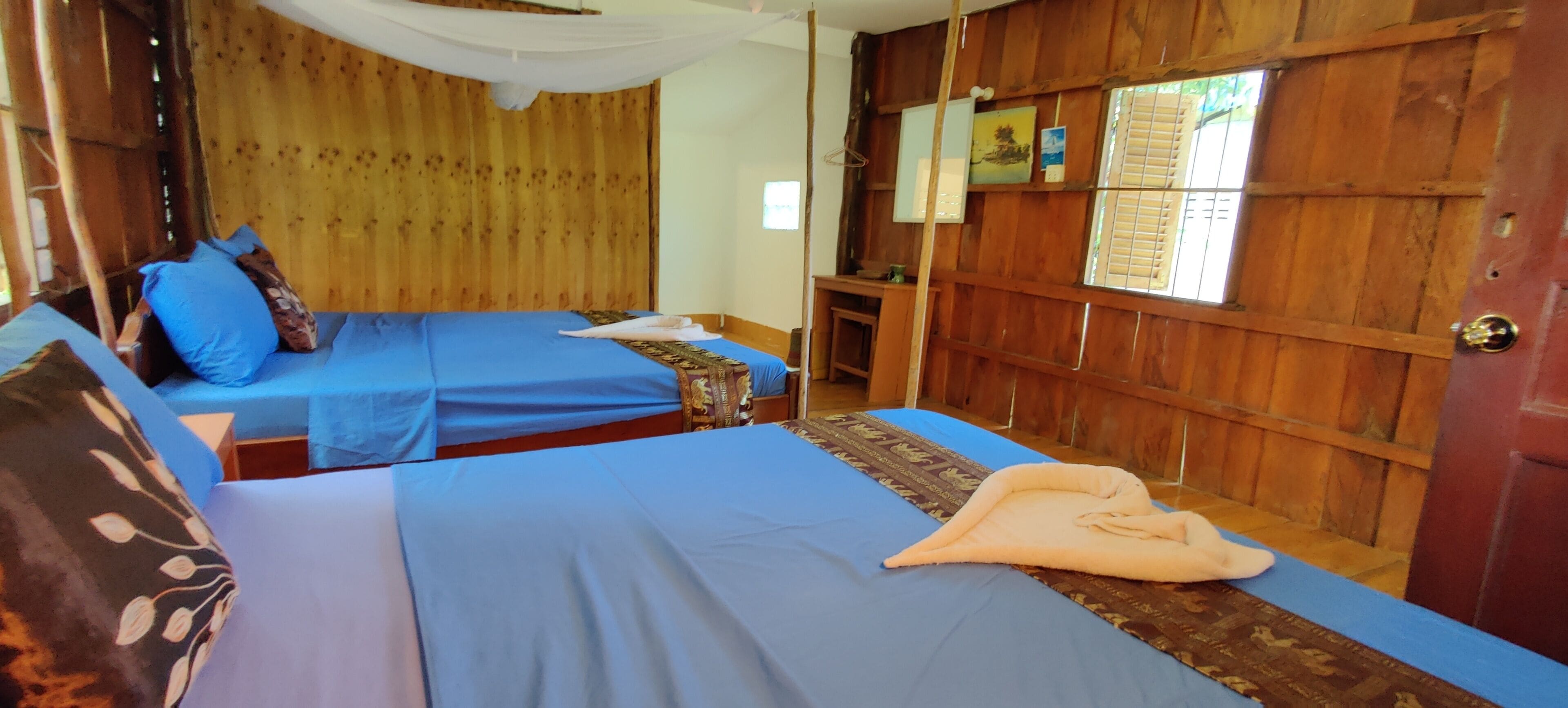 1 bedroom, desk, bed sheets