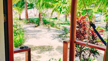 1 phòng ngủ, bàn, bộ trải giường