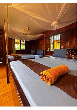 Deluxe bungalow, meerdere bedden | 1 slaapkamer, een bureau, beddengoed