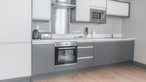 Fridge, microwave, oven, stovetop - Dream Apartments Teesside (Middlesbrough)