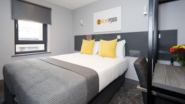 Iron/ironing board, WiFi (free), bed sheets - Dream Apartments Teesside (Middlesbrough)