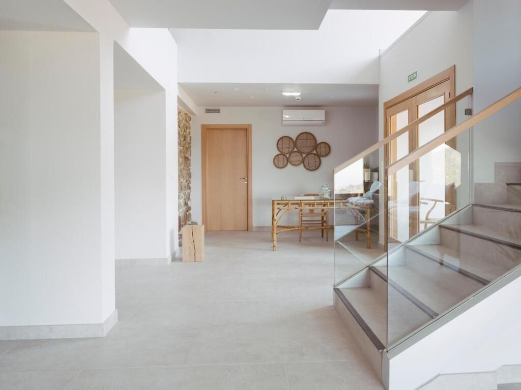 Um interior moderno com escada, área de jantar e ar condicionado de parede.