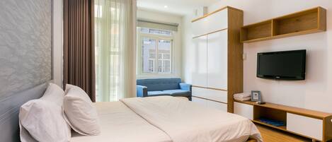 1 bedroom, desk, blackout drapes, soundproofing