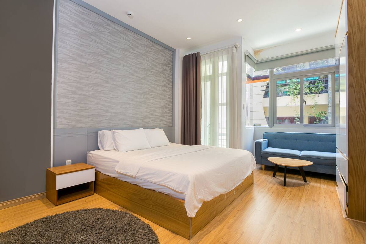 1 bedroom, desk, blackout curtains, soundproofing