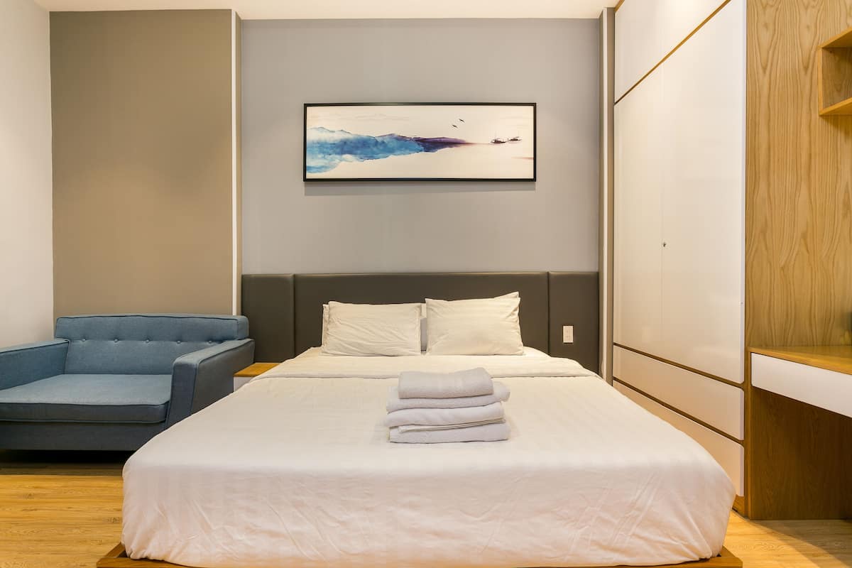 1 bedroom, desk, blackout curtains, soundproofing