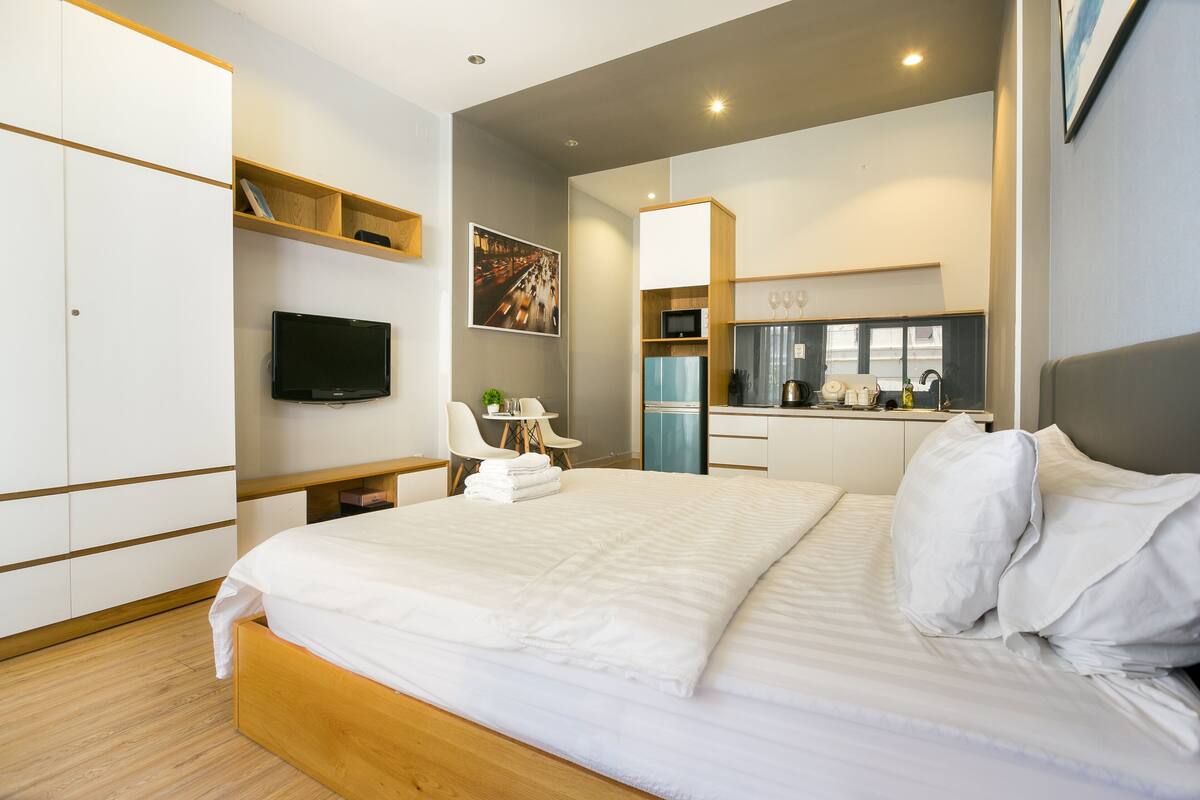 1 bedroom, desk, blackout curtains, soundproofing