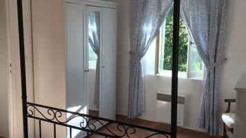 3 slaapkamers, een strijkplank/strijkijzer, wifi, beddengoed