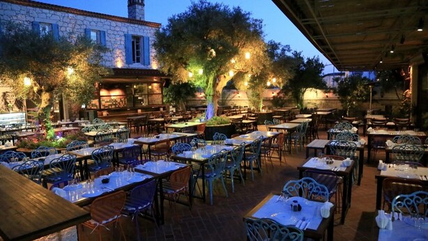 Fachada de la propiedad por la tarde o noche