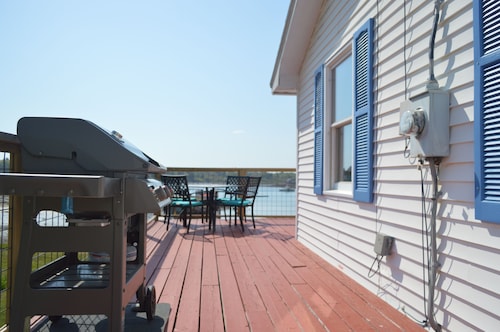 Beautiful sunsets and relaxing days, are waiting for you at Harborside  Cottage.