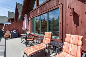 Outdoor dining - Condo on Swan River in Downtown Bigfork, 45 minutes to Glacier Park - Qwk-wa-tah (Bigfork)