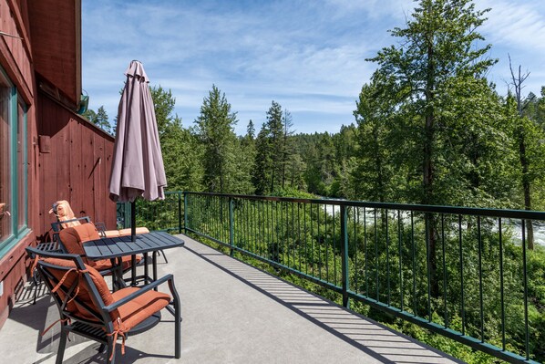 Outdoor dining - Condo on Swan River in Downtown Bigfork, 45 minutes to Glacier Park - Qwk-wa-tah (Bigfork)