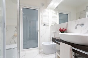 Suite estudio junior | Baño | Regadera, regadera tipo lluvia, amenidades de baño gratuitas 