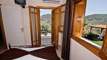 Apartamento básico | Quartos à prova de som, ferros/tábuas de passar roupa, Wi-Fi de cortesia