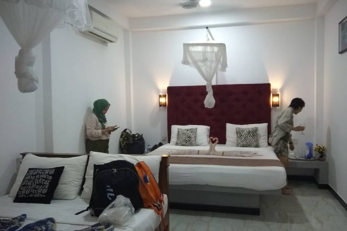 Ropa de cama de alta calidad y escritorio