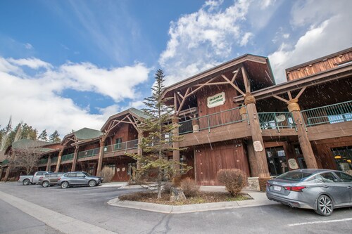 Pet friendly condo on the banks of the Swan River Property in Downtown Bigfork - Bearister Den