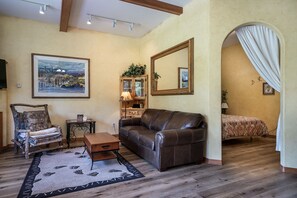 Una televisión, una chimenea