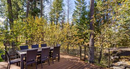 Flathead Lake views, fireplace, private deck & jetted tub - Whispering Rock