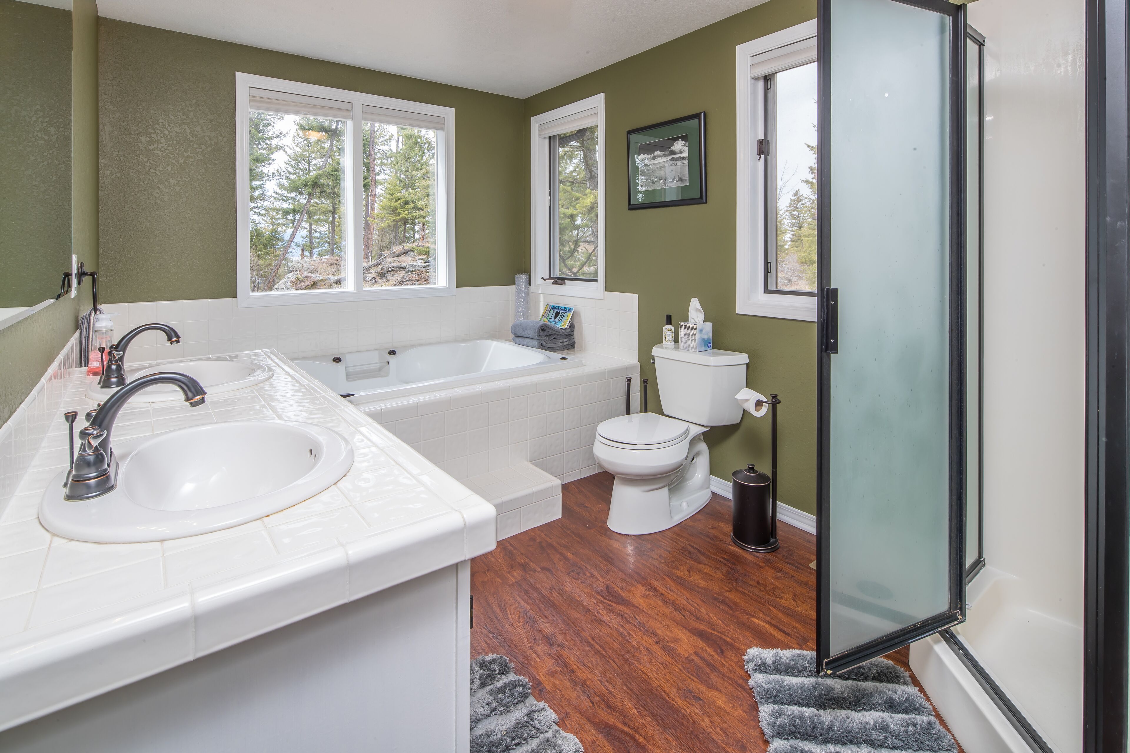 Combined shower/tub, jetted tub, hair dryer, towels