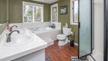 Combined shower/tub, jetted tub, hair dryer, towels