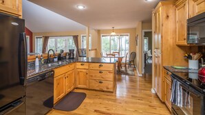 Una cocina moderna con armarios de madera, electrodomésticos de acero inoxidable y una isla grande.