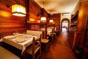 A restaurant with wooden walls and tables set for dining. - Eliseo B&B Ristorante (Gallicano)