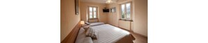 Dreibettzimmer | Zimmersafe, Schreibtisch, kostenloses WLAN, Bettwäsche