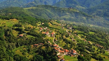 Un village rural avec des champs en terrasses et des maisons dispersées.