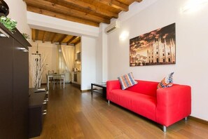 TV - 1 bedroom apartment (Milano)