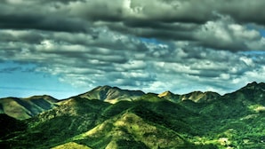 Un paysage montagneux caractérisé par un relief accidenté et une végétation luxuriante.