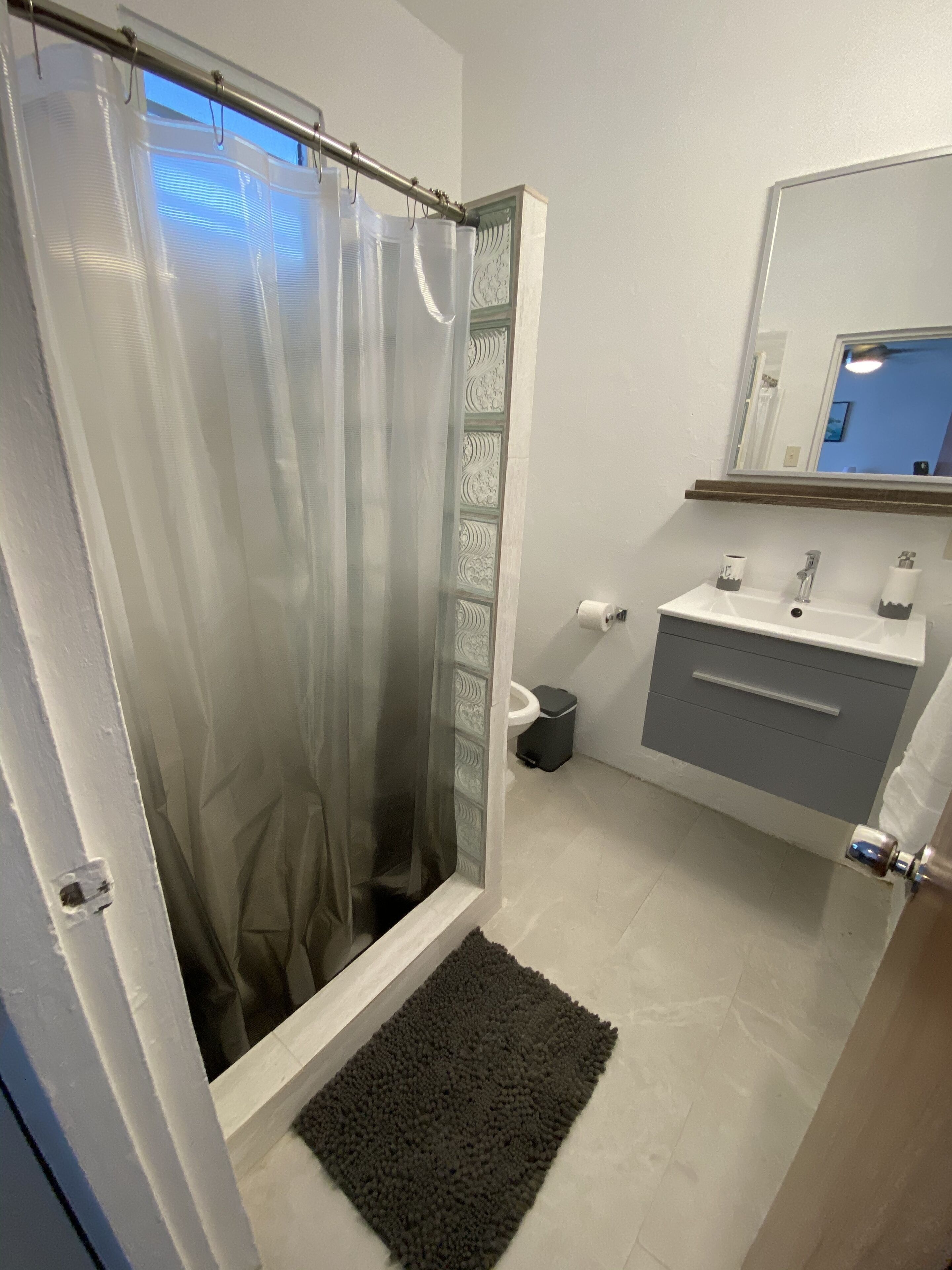 Douche, sèche-cheveux, serviettes fournies, savon