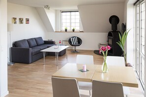 Tabla de planchar con plancha, wifi gratis y ropa de cama 