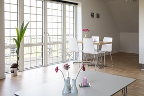 Deluxe-Suite, Balkon | Bügeleisen/Bügelbrett, kostenloses WLAN, Bettwäsche