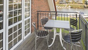 Deluxe Suite, Balcony | Living area | 40-inch flat-screen TV with cable channels, TV - Kammerslusen (Ribe)