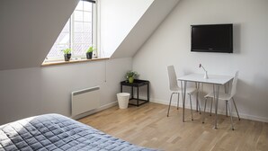 Basic Double Room, Shared Bathroom | Iron/ironing board (on request), WiFi (free), bed sheets - Kammerslusen (Ribe)