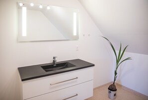 Chambre Double, salle de bains commune | Salle de bain | Douche, serviettes fournies, savon, papier toilette